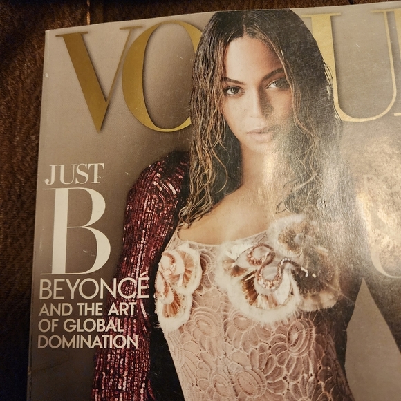 Pair of Vogue Magazines- Taylor Swift and Beyonce - Picture 8 of 12